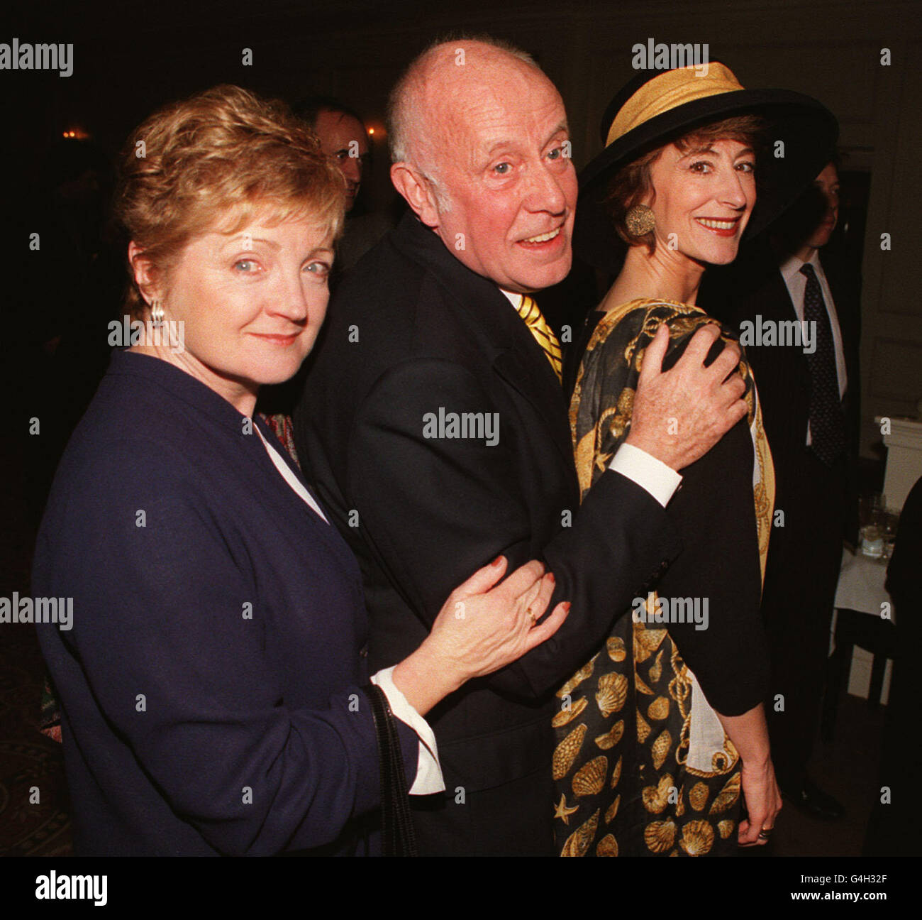 PA NEWS PHOTO 30/11/98 L'ACTRICE JULIA MCKENZIE, L'ACTRICE RICHARD WILSON ET L'ACTRICE MAUREEN LIPMAN À L'HÔTEL SAVOY DE LONDRES POUR LES PRIX DU THÉÂTRE STANDARD DU SOIR. Banque D'Images