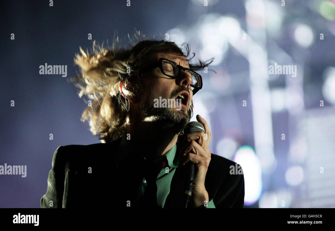 Jarvis Cocker de Pulp se présentant sur la scène principale au Reading Festival, sur l'avenue Richfield à Reading. Banque D'Images