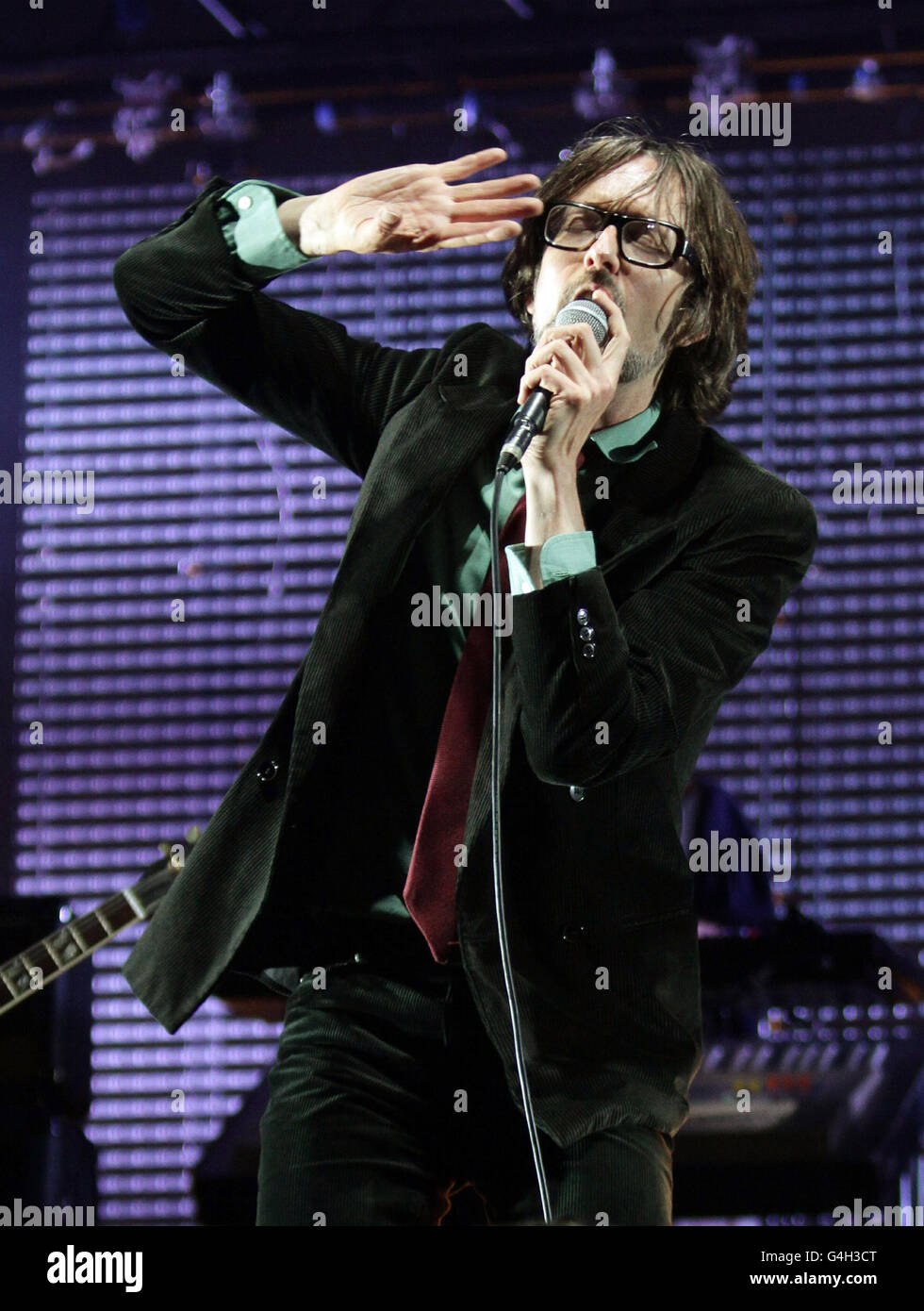 Festival de lecture 2011.Jarvis Cocker de Pulp se présentant sur la scène principale au Reading Festival, sur l'avenue Richfield à Reading. Banque D'Images