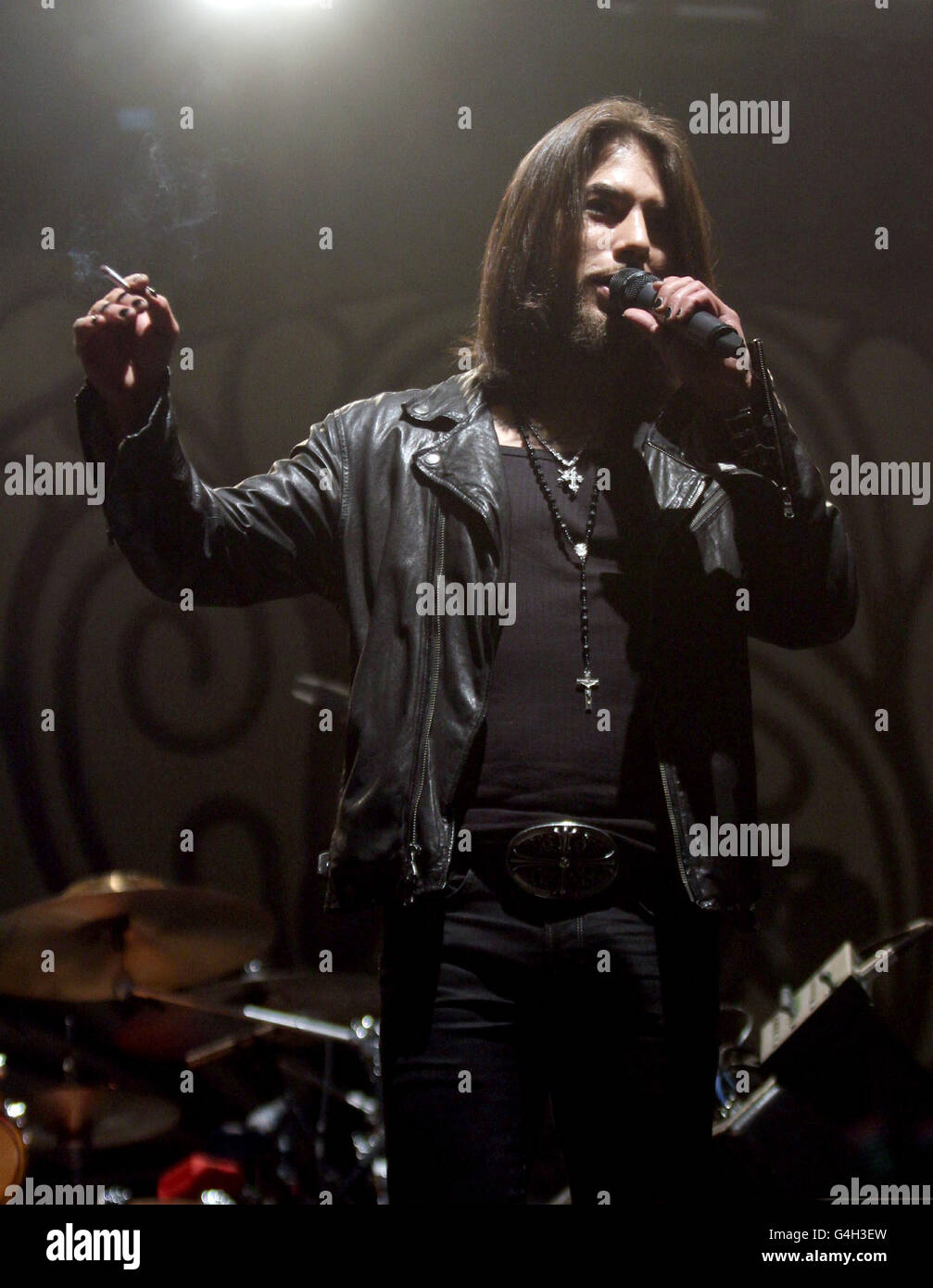 Dave Navarro de Jane's addiction vient sur scène pour annoncer que leur concert est annulé en raison du chanteur principal Perry Farrell ayant un problème de gorge, sur la radio NME étape 1 au Reading Festival, à Richfield Avenue à Reading. Banque D'Images