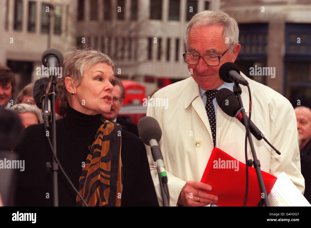 L'actrice Dame Judi Dench et l'acteur Nigel Hawthorne ont lu un extrait de l'œuvre d'Oscar Wilde, Une femme sans importance, à Londres aujourd'hui (lundi) lors d'une cérémonie pour dévoiler une statue commémorative du dramaturge.Photo : Peter Jordan/PA Banque D'Images