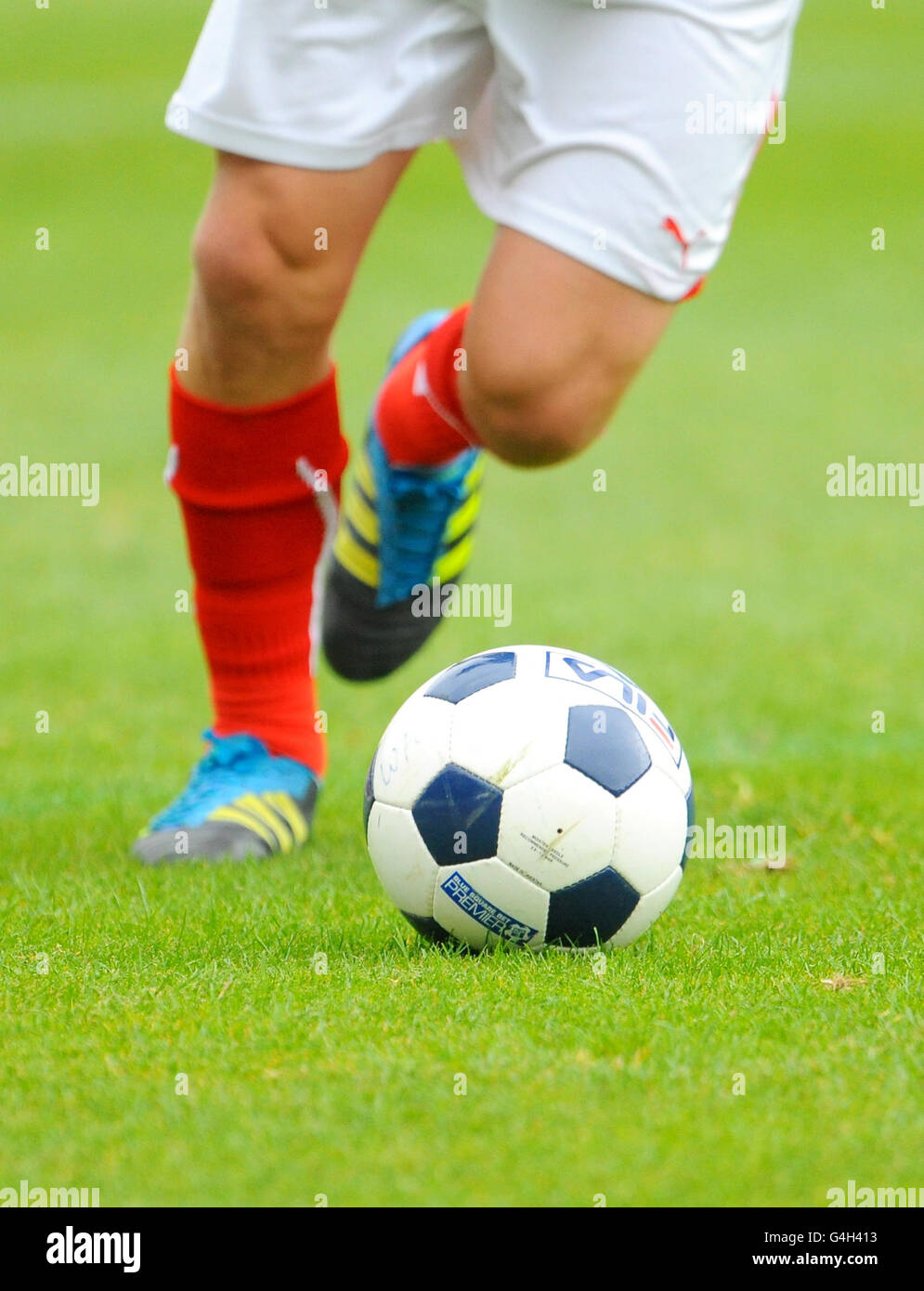 Vue générale sur le short, les chaussettes et les bottes d'un joueur de Wrexham et sur un ballon de football Fila Blue Square Premier Banque D'Images