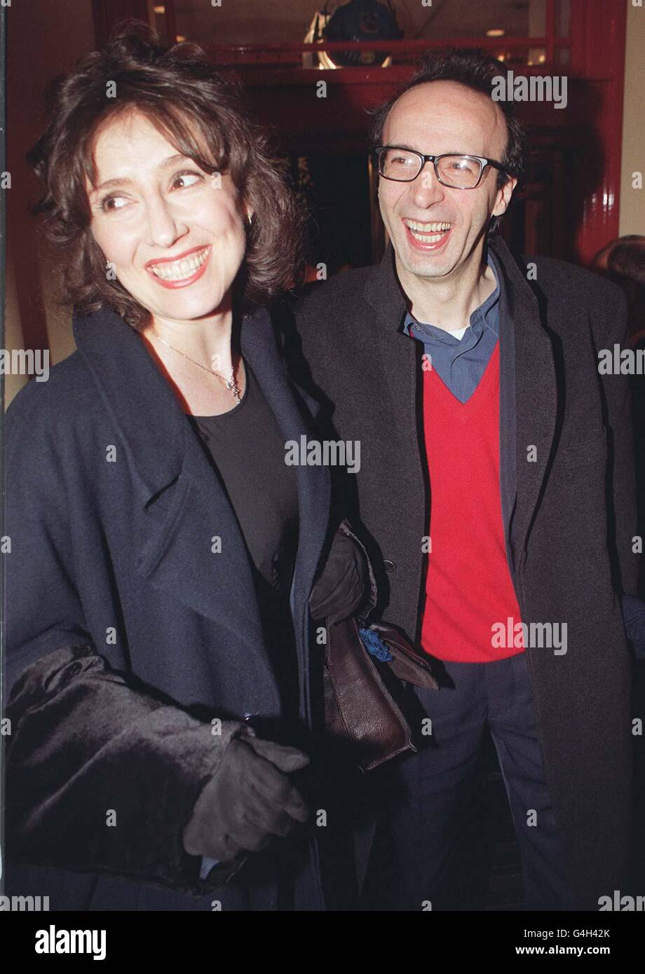 L'acteur/réalisateur italien Roberto Benigni arrive pour la cérémonie de remise des European film Awards 1998 de ce soir (vendredi), au Old Vic Theatre, à Londres, où il a reçu le European Actor Award. (La femme de gauche n'est pas identifiée). Voir le film SHOWBIZ de l'histoire de PA. Photo de Neil Munns/PA Banque D'Images