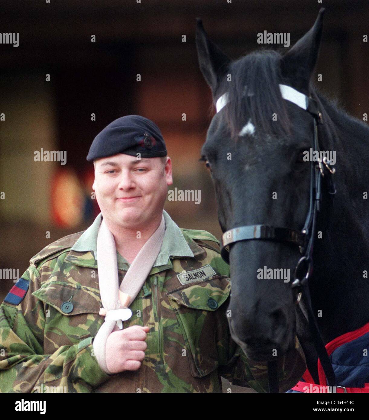 Le caporal Paul Salmon, 26 ans, des Blues et Royals de la Cavalerie de la maison et du noir de Cavalry, âgé de 11 ans, Reaveley pose aujourd'hui pour des photos dans les casernes de Hyde Park du régiment (vendredi). Le trooper, de Whitehaven, Cumbria a été placé en congé de maladie de deux semaines pour se remettre de ses blessures après avoir été envoyé tentaculaire dans une route sabotée tout en escortant la Reine et le président allemand Roman Herzog au château de Windsor mardi. Photo de Sean Dempsey/PA. Voir PA Story ROYAL Rider. Banque D'Images