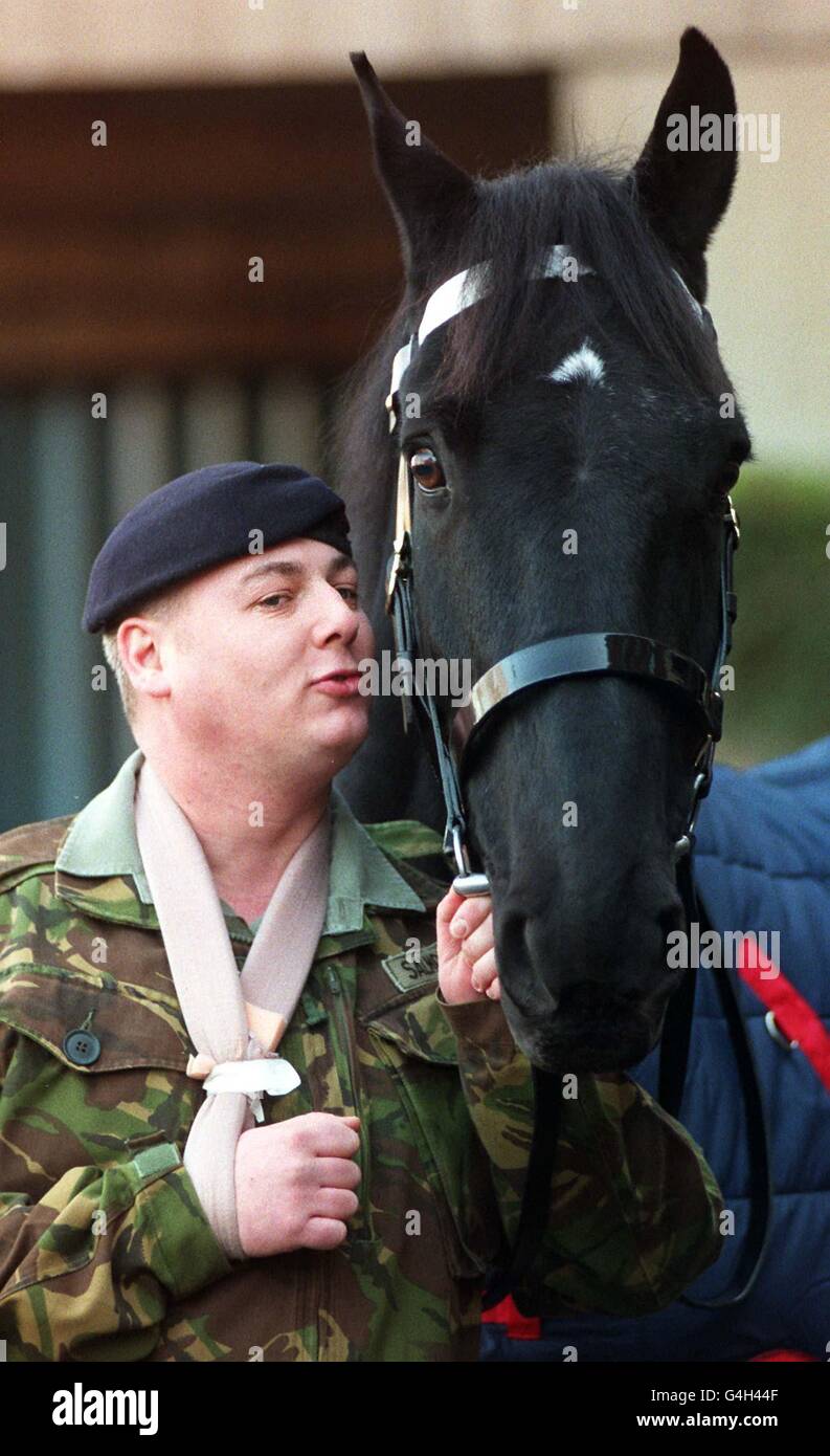 Le caporal Paul Salmon, 26 ans, des Blues et Royals de la Cavalerie de la maison et du noir de Cavalry, âgé de 11 ans, Reaveley pose aujourd'hui pour des photos dans les casernes de Hyde Park du régiment (vendredi). Le trooper, de Whitehaven, Cumbria a été placé en congé de maladie de deux semaines pour se remettre de ses blessures après avoir été envoyé tentaculaire dans une route sabotée tout en escortant la Reine et le président allemand Roman Herzog au château de Windsor mardi. Photo de Sean Dempsey/PA. Voir PA Story ROYAL Rider. Banque D'Images