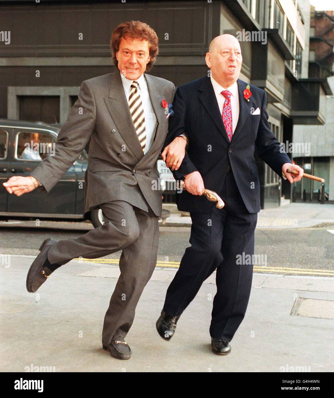 Lord Lew Grade, avec la danseuse Lionel Blair : magnat de la télévision et du film Lord Lew Grade, est décédé à l'âge de 91 ans.En tant que contrôleur de VTT, le mogul à cigares a été associé à des programmes comme les Muppets, Crossroads, le Saint, les persuaders, Robin Hood,William Tell, les Buccaneers, les Thunderbirds et le dimanche soir au Palladium. Banque D'Images