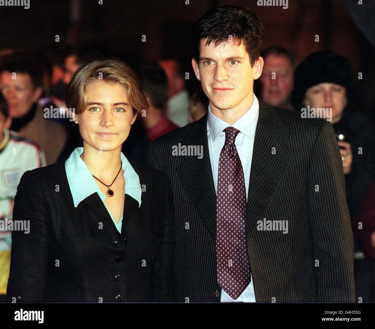 tim Henman et sa petite amie Lucy Heald, qui arrivent au QEII Conference Centre de Londres, pour les prix BBC Sports Personality of the Year 1998. 21/7/99: Henman aurait demandé à Heald de l'épouser. * 09/04/2002: La star du tennis et sa femme attendent leur premier enfant, a-t-il annoncé aujourd'hui. Le numéro un britannique de 28 ans, qui a perdu en trois demi-finales de Wimbledon, a déclaré que le bébé était attendu en octobre. Banque D'Images