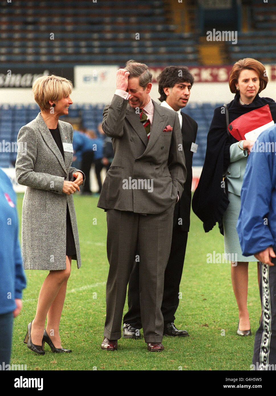 PA NEWS PHOTO 17/12/98 LE PRINCE DE GALLES AU NINIAN PARK CARDIFF OÙ LES BÉNÉVOLES DE SA CONFIANCE DU PRINCE ONT FORMÉ UN PARTENARIAT AVEC LE CARDIFF CITY CLUB POUR CRÉER DES ÉQUIPES. Banque D'Images