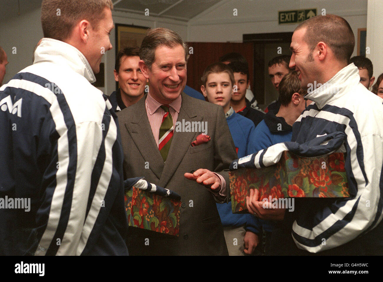 PA NEWS PHOTO 17/12/98 LE PRINCE DE GALLES AU NINIAN PARK CARDIFF OÙ LES BÉNÉVOLES DE SA CONFIANCE DU PRINCE ONT FORMÉ UN PARTENARIAT AVEC LE CARDIFF CITY CLUB POUR CRÉER DES ÉQUIPES. Banque D'Images