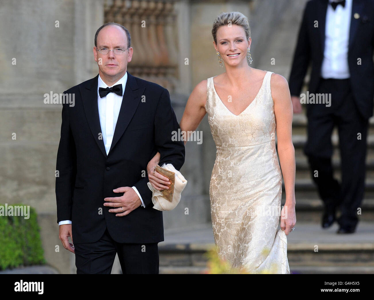 Le Prince Albert II de Monaco et la femme princesse Charlene descendent sur les marches du Harewood Hall de Leeds, où le 50e anniversaire du Variety Club est célébré. Banque D'Images