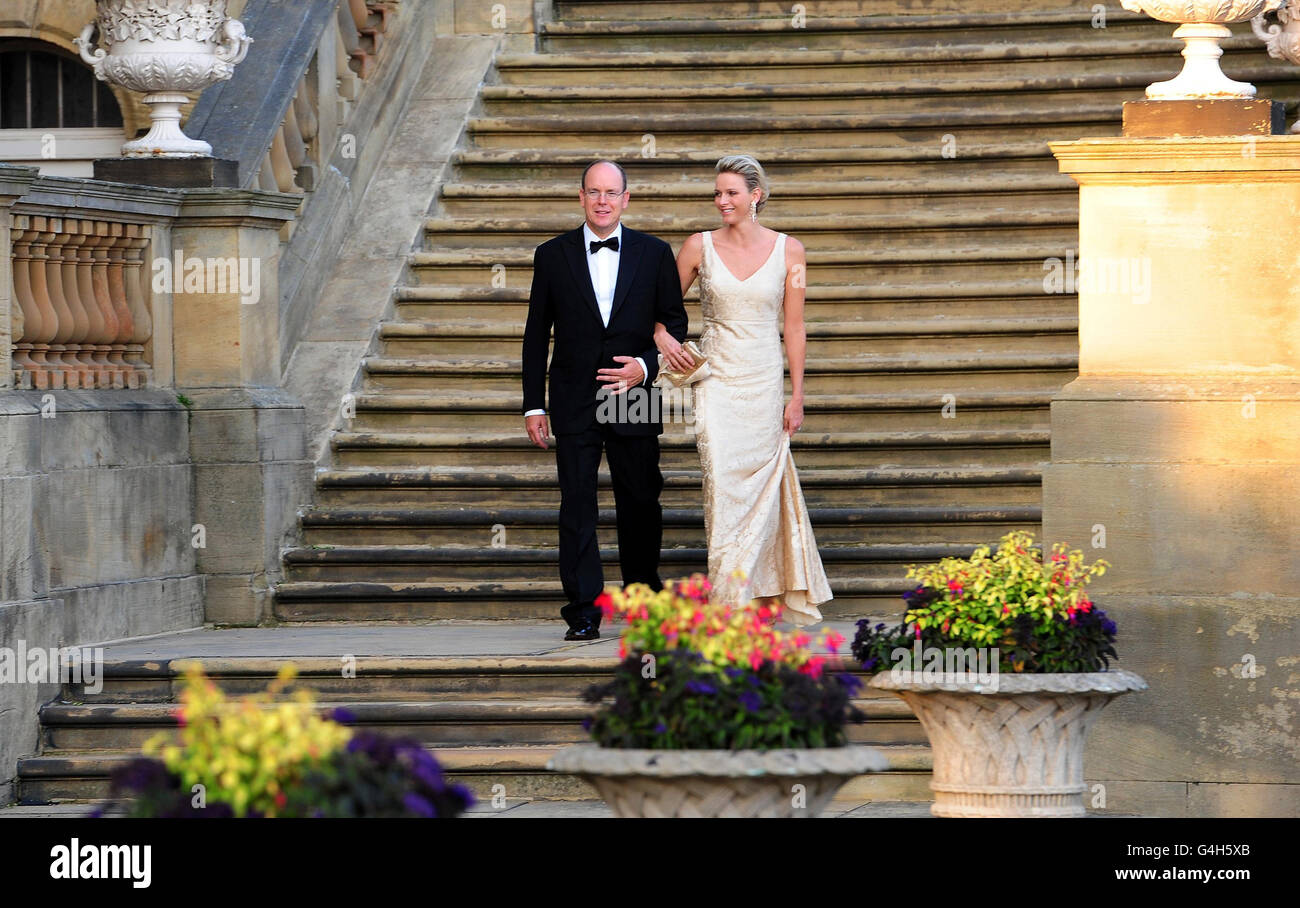 Le Prince Albert II de Monaco et la femme princesse Charlene descendent sur les marches du Harewood Hall de Leeds, où le 50e anniversaire du Variety Club est célébré. Banque D'Images