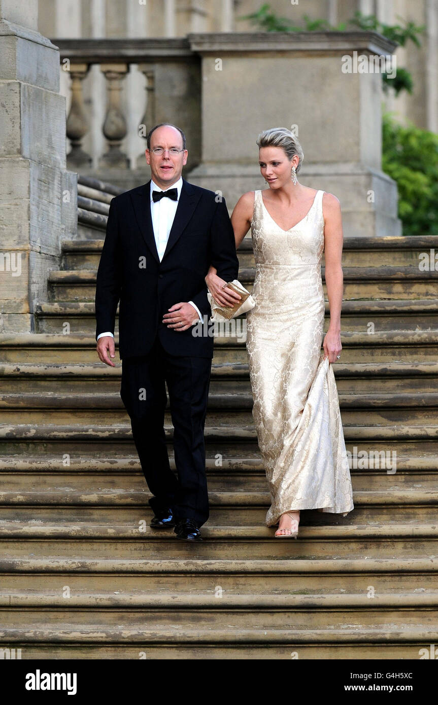 Le Prince Albert II de Monaco et la femme princesse Charlene descendent sur les marches du Harewood Hall de Leeds, où le 50e anniversaire du Variety Club est célébré. Banque D'Images