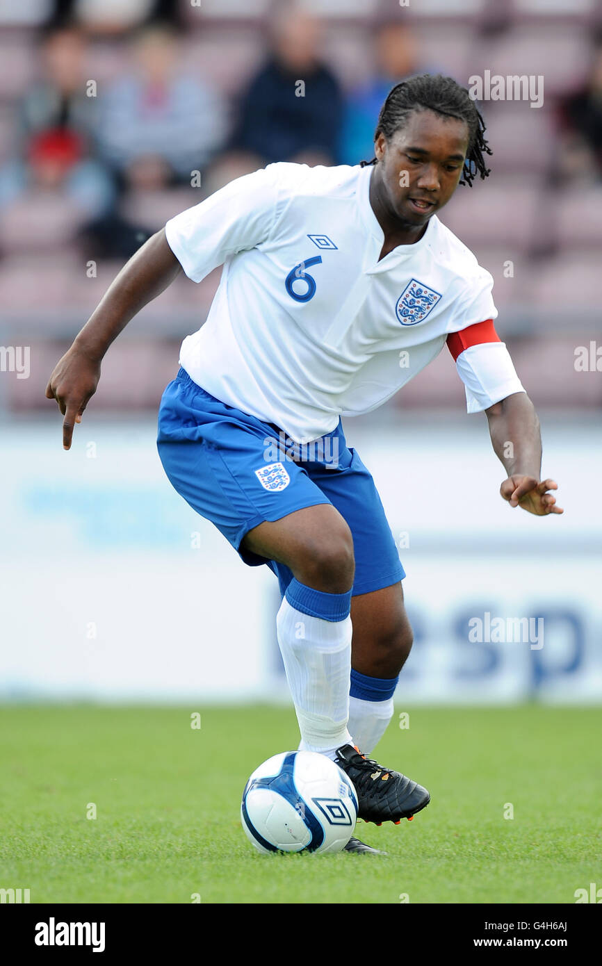 Football - moins de 17 ans International friendly - Angleterre / Portugal - Sixfields Stadium. Leo Chambers, Angleterre Banque D'Images