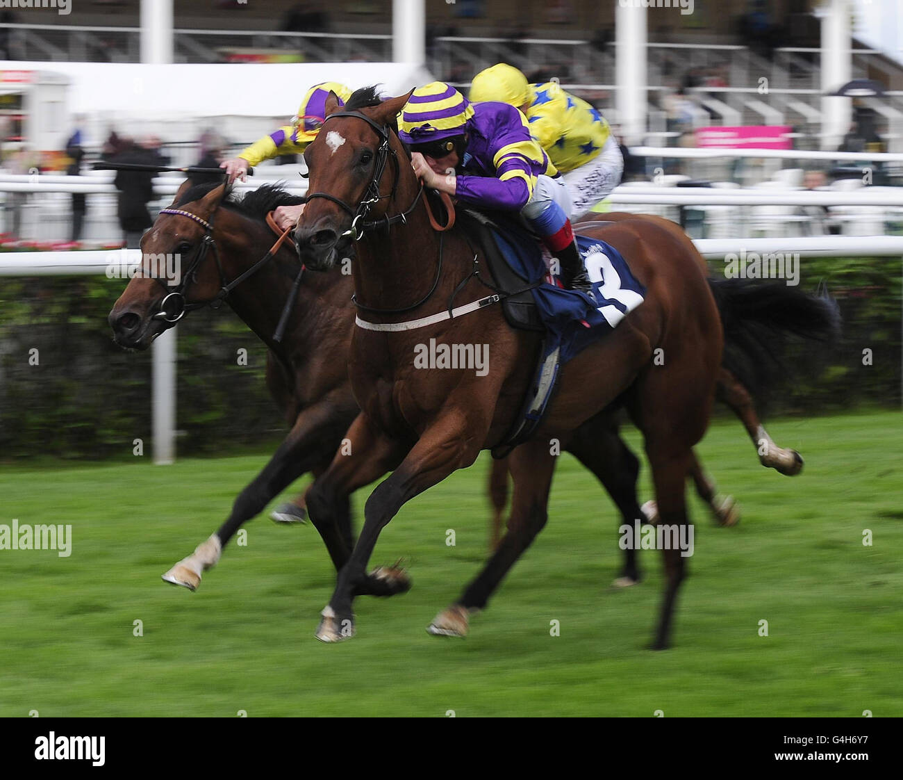 L'humideur de Frankie Dettori (au centre) remporte les enjeux de Scarborough lors de la journée d'ouverture du Yorkshire St Ledger Festival à l'hippodrome de Doncaster, Doncaster. Banque D'Images