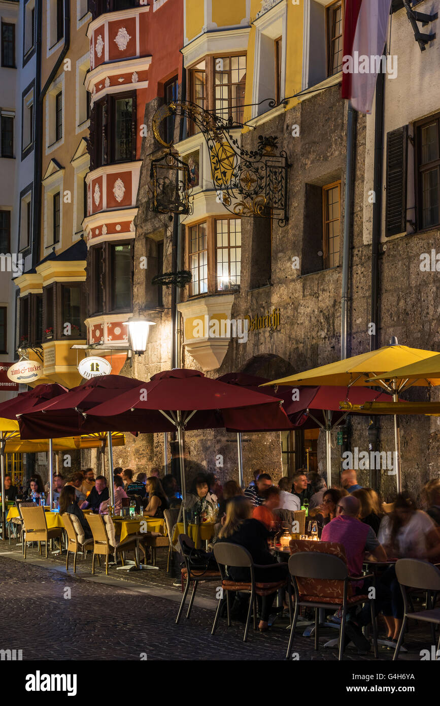 Vue nocturne de la vieille ville avec café en plein air, Innsbruck, Tyrol, Autriche Banque D'Images