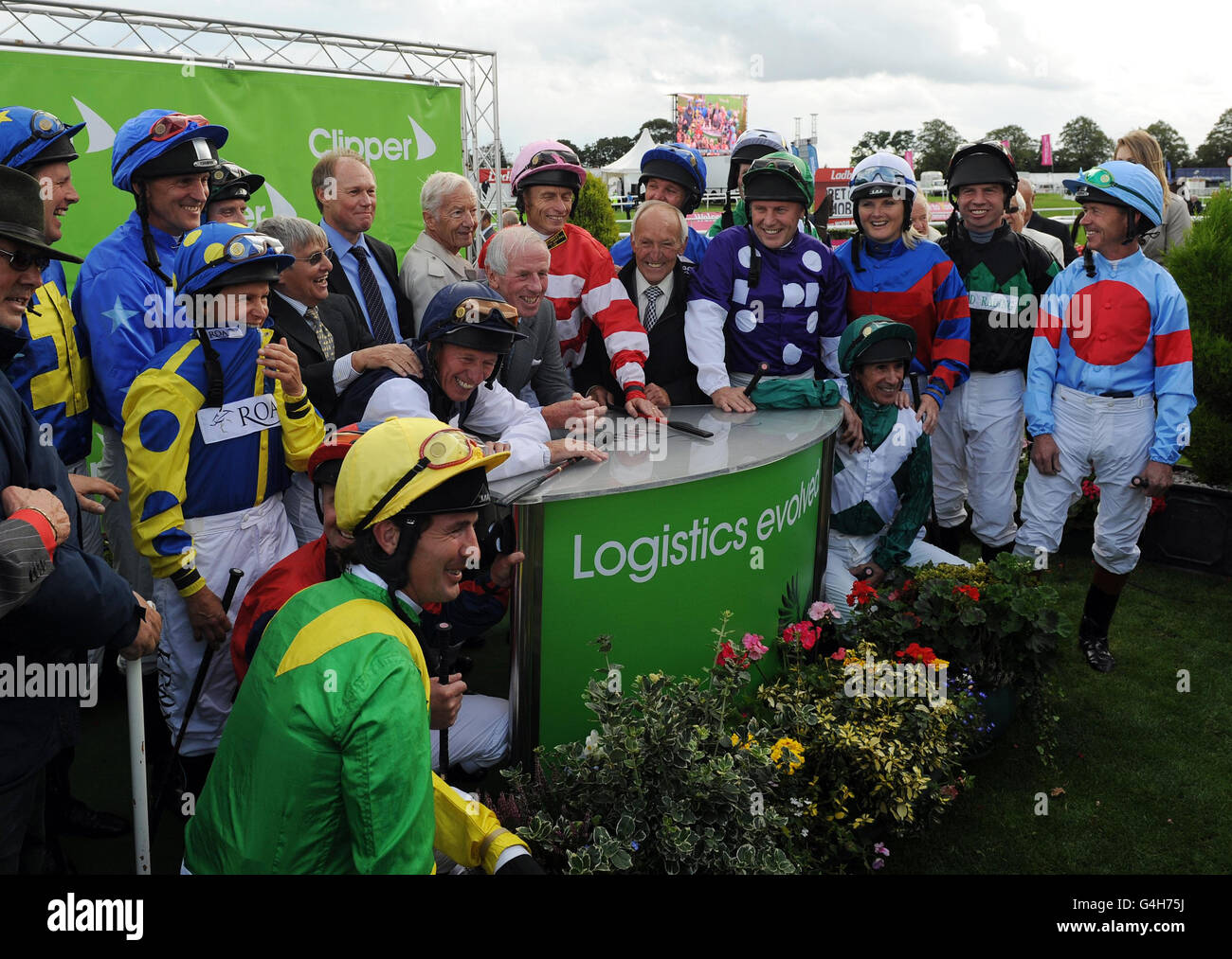 Jockeys et les célèbres gagnants de St Leger devant les légendes de Clipper Logistics lors de la journée d'ouverture du Yorkshire St Ledger Festival à Doncaster Racecourse, Doncaster. Banque D'Images