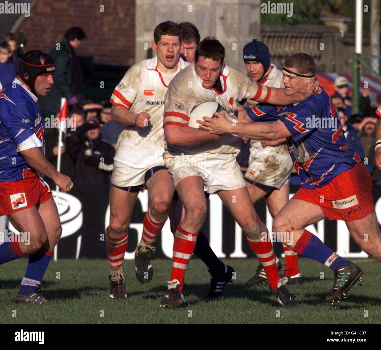 Ulsters n° 4 Mark Blair (centre) charge par l'attaque française contre Ravenhill à Belfast aujourd'hui (samedi) où Ulster a battu l'équipe française 33-27 pour passer à la finale de la coupe d'Europe à Dublin le 31 janvier. Photo de Paul Faith/PA. (E.D.I.) Banque D'Images