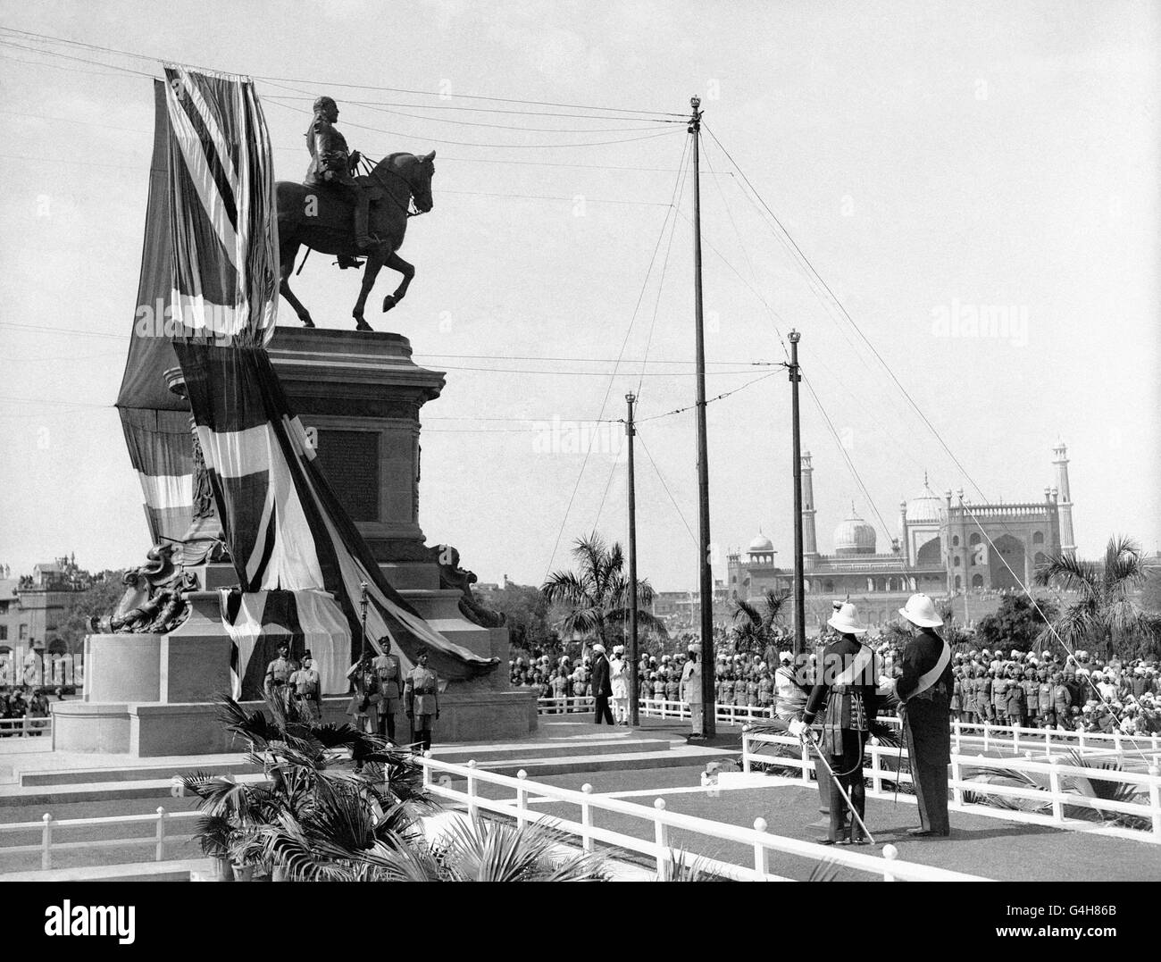 Le Prince de Galles lors de la cérémonie de dévoilement du Mémorial du Roi Edward VII à Delhi, en Inde, au cours de sa visite du japon et de l'est. À ses côtés se trouve la Viceroy de l'Inde, le Seigneur Chelmsford. La tablette de ce mémorial a été mise en place par le roi George V il y a dix ans. Au-delà se trouve la mosquée Jama Masjid. Banque D'Images