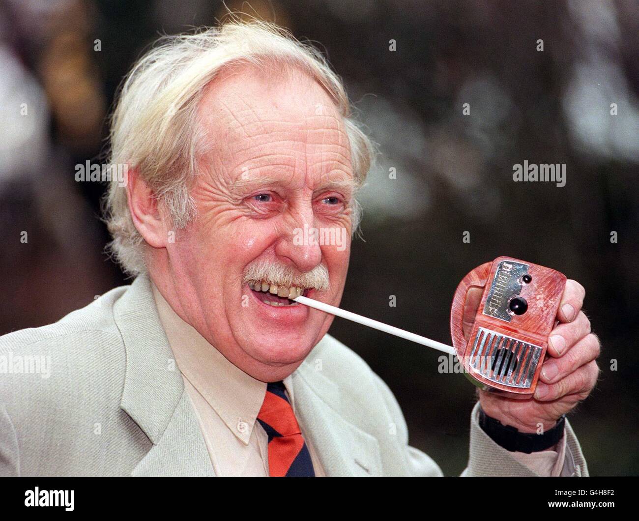 Trevor Baylis OBE, l'homme qui a remporté une reconnaissance internationale  pour avoir inventé la radio à vent, a reçu un autre honneur quand il a été  fait 35e Pipesmoker de l'année, à
