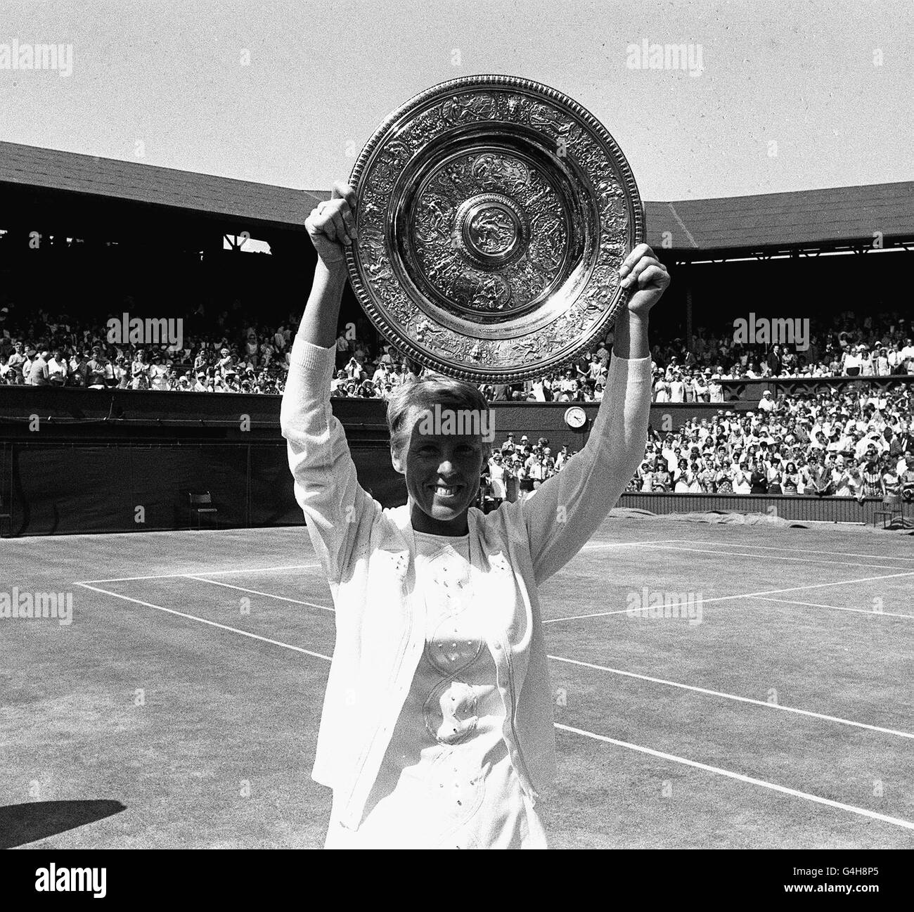 Mme Ann Jones élève le trophée - qui lui vient d'être remis par la princesse Anne - après qu'elle a remporté le championnat féminin des célibataires à Wimbledon, Londres.Mme Jones est le premier joueur britannique à remporter le titre depuis 1961 (Angela Mortimer), battant le titulaire, l'américaine Mme Billie Jean King, 3-6 6-3 6-2 dans la finale sur la Cour du Centre.Ce n'est que la deuxième fois en 32 ans qu'un woiman britannique remporte le titre. Banque D'Images