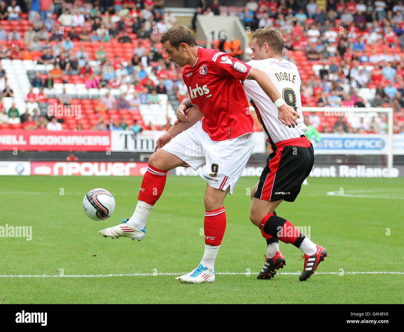 Paul Hayes, de Charlton Athletic, et David Noble, d'Exeter City, concourent pour le ballon lors du match de la npower football League One à la Valley, Londres. Banque D'Images