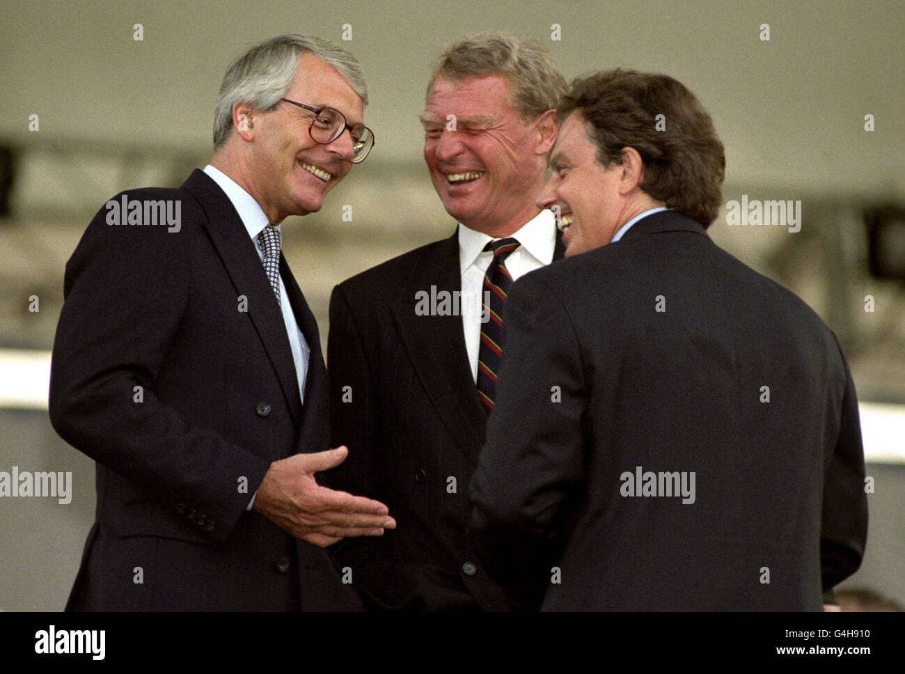 De gauche à droite : les leaders du parti, John Major (conservateur), Paddy Ashdown (démocrates libéraux) et Tony Blair (Labour), parlent avant la cérémonie de la retraite à Londres, lors des commémorations de la fête du Japon. Banque D'Images
