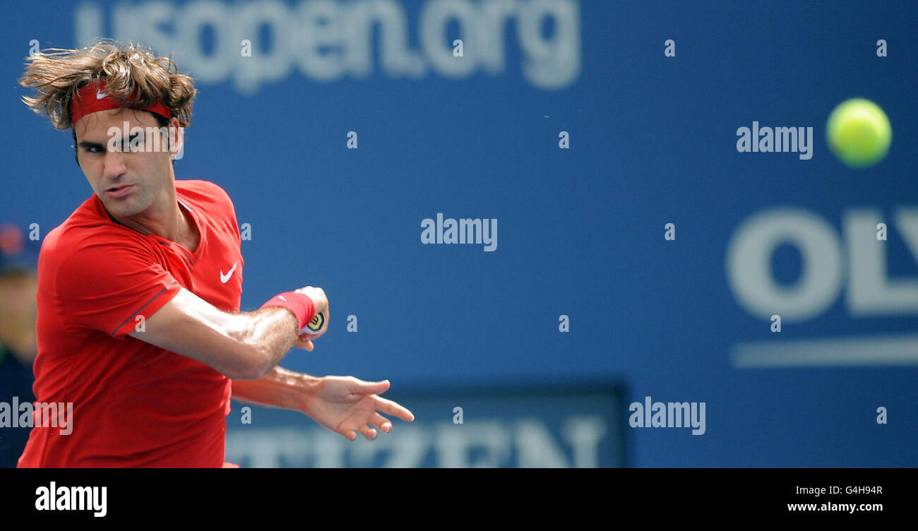 Tennis - 2011 US Open - treize jours - Flushing Meadows.Roger Federer de Suisse en action contre Novak Djokovic de Serbie pendant le treize jour de l'US Open à Flushing Meadows, New York, Etats-Unis. Banque D'Images