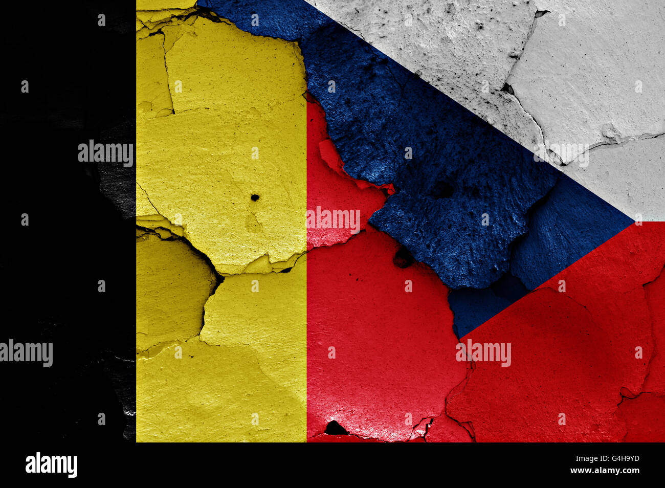 Drapeaux de Belgique et en Tchéquie peint sur mur fissuré Banque D'Images
