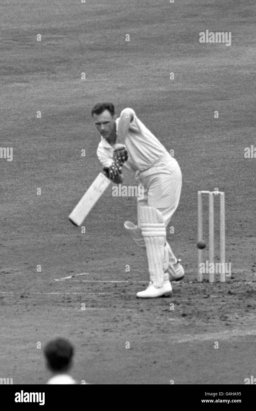 Cricket - County Championship 1960 - Middlesex v Warwickshire - première journée - Lord's.Jack Bannister dans l'action de batting pour Warwickshire sur son chemin à faire 30 pas dehors. Banque D'Images