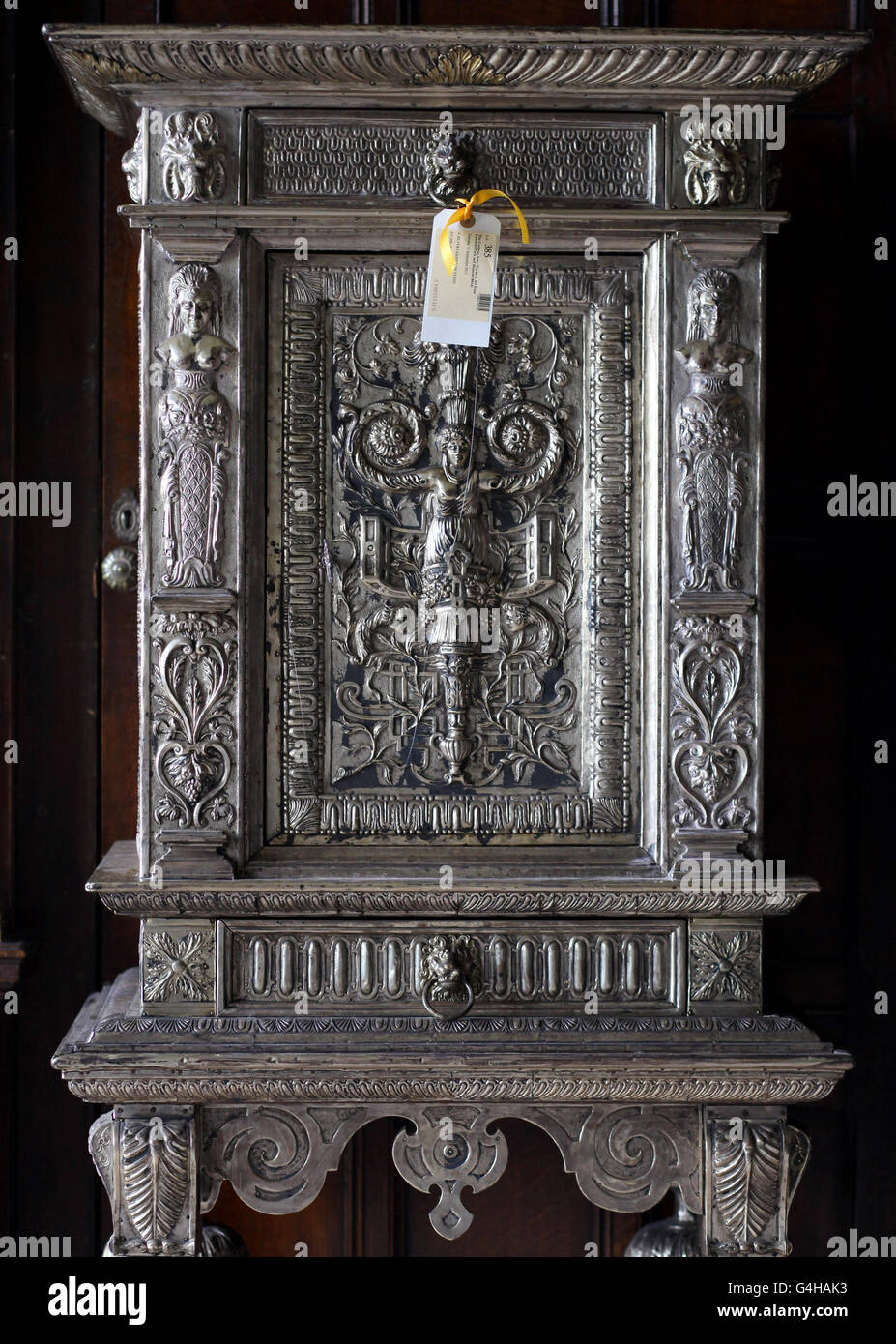 Une armoire d'argent sur le stand en vente au parc Cowdray, Midhurst, West Sussex, en tant qu'œuvres d'art et une partie du contenu de la maison de Lord Cowdray sont vendus lors d'une vente aux enchères sur le site. Banque D'Images