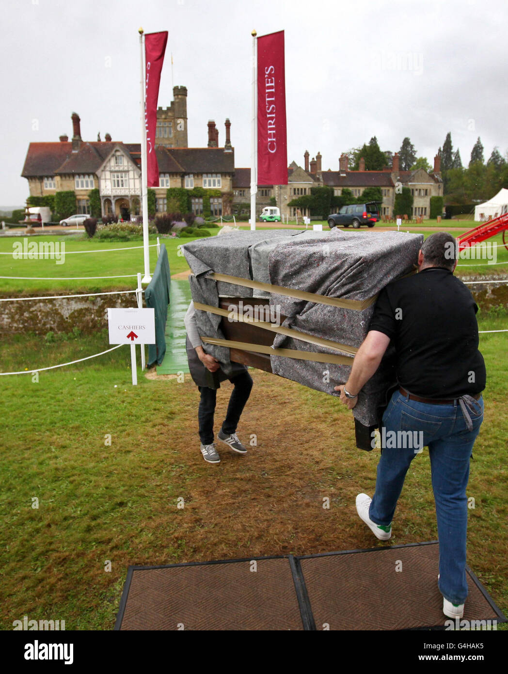Le personnel de Christie retire un article vendu de la salle de saleroom à Cowdray Park, Midhurst, West Sussex, car des œuvres d'art et une partie du contenu de la maison de Lord Cowdray sont vendus lors d'une vente aux enchères sur le site. Banque D'Images