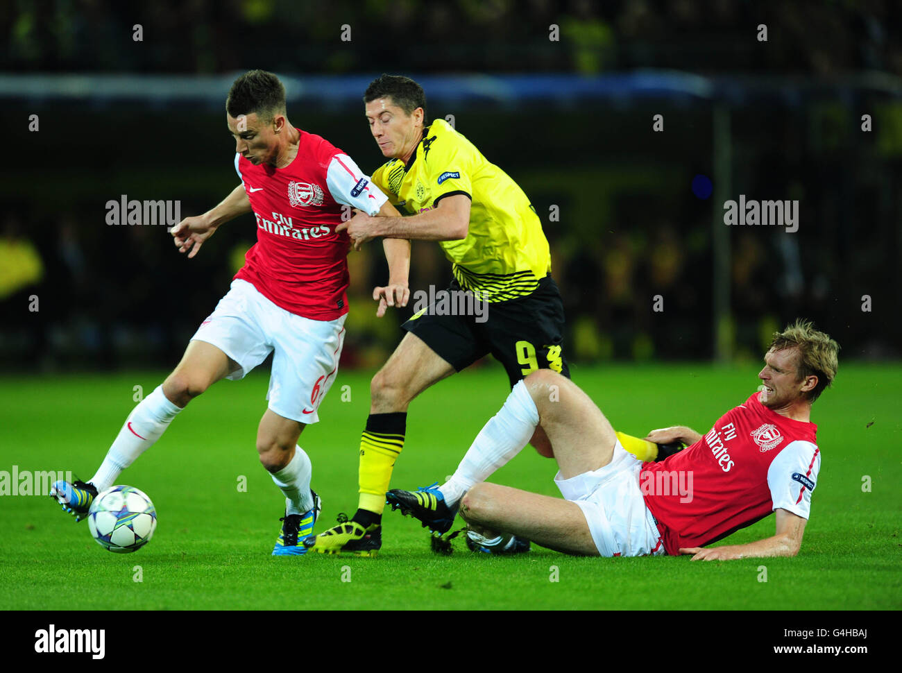 Football - Ligue des champions de l'UEFA - Groupe F - Borussia Dortmund / Arsenal - signal Iduna Park.L'arsenal Per Mertesacker (à droite) et Laurent Koscielny se combinent pour arrêter Robert Lewandowski de Borussia Dortmund Banque D'Images