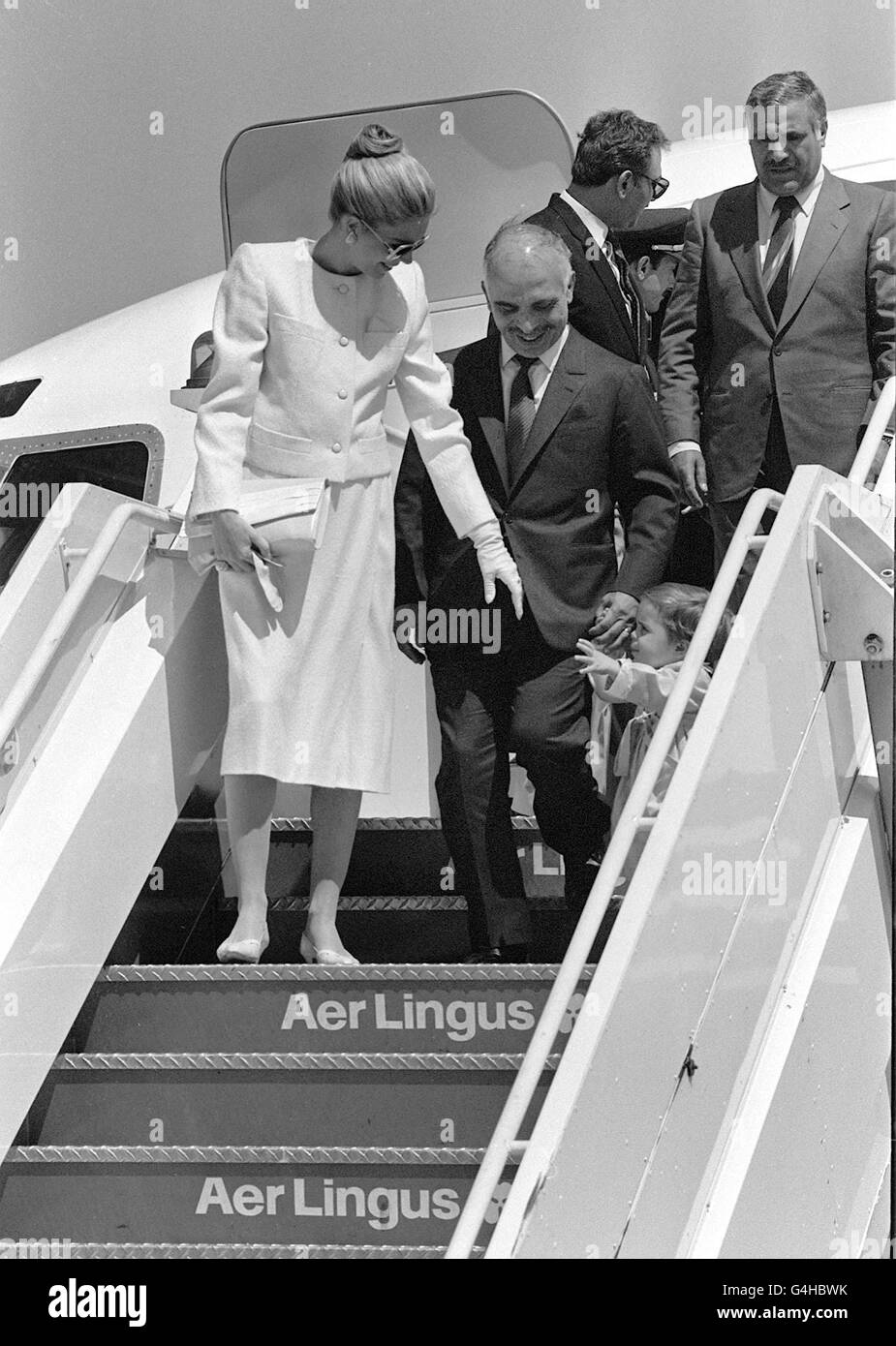 Le roi Hussein de Jordanie, sa femme la reine Noor et leur fille de deux ans la princesse Iman, descendent les marches de l'avion à leur arrivée à l'aéroport d'Heathrow, après avoir coupé court leur voyage en Amérique.Le roi était à Londres pour poursuivre les tests médicaux.* Un porte-parole nie les rapports d'un complot de coup d'État.*5/2/99: Le roi Hussein gravement malade doit arriver en Jordanie après une greffe de moelle osseuse infructueuse dans un hôpital américain. Banque D'Images