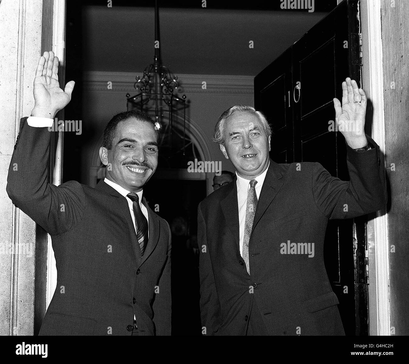 Le roi Hussein de Jordanie avec le premier ministre Harold Wilson (à droite), en signe de passage à la foule de Downing Street, lors d'une visite d'État en Grande-Bretagne.R/I: 22/8/93. Banque D'Images