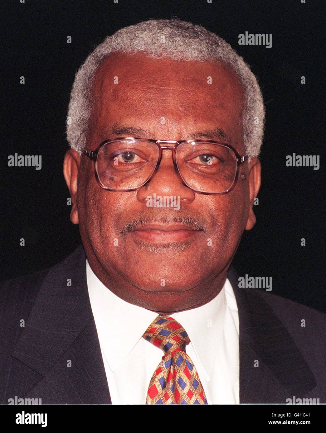 Trevor McDonald, le lecteur de nouvelles préféré de Grande-Bretagne aux LWT Studios de Londres, où il a révélé un secret de longue date que son vrai nom est George. La nouvelle à dix avant l'identité vraie de l'homme a été exposée après que le miroir a suivi son certificat de naissance. Banque D'Images