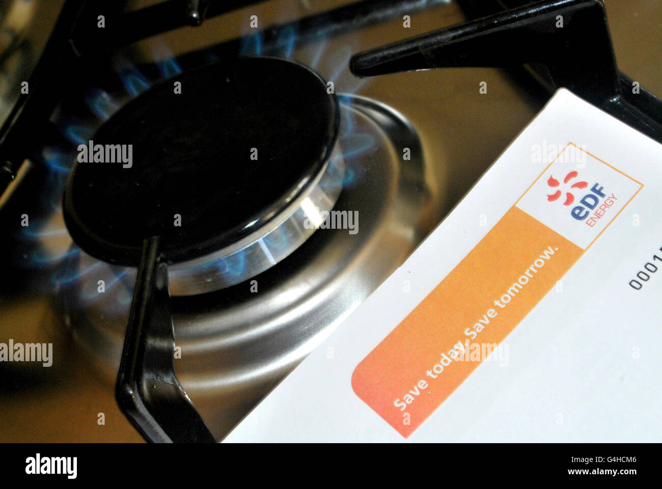 Une vue générique d'une lettre d'EDF Energy devant une flamme de cuisinière à gaz, alors que la société d'énergie a annoncé une hausse de 15.4% des tarifs du gaz car elle est devenue le dernier des principaux fournisseurs à mettre à la hausse les prix. Banque D'Images