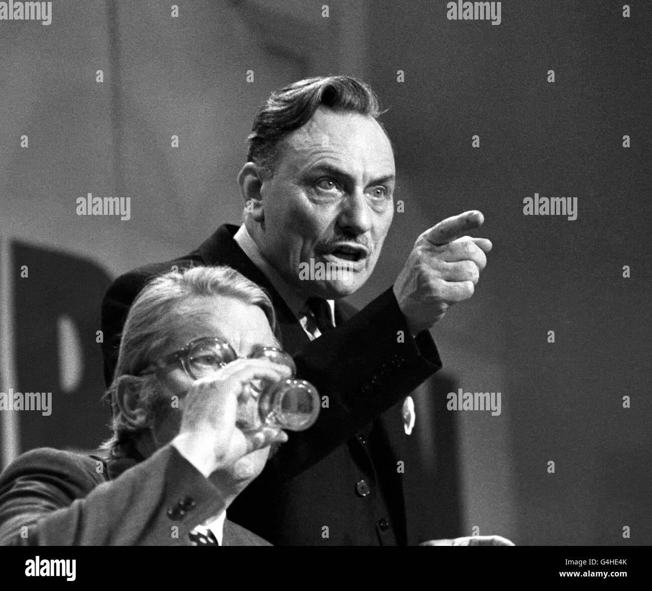 Le rebelle Tory Enoch Powell lors d'un discours sur le marché commun, il a livré au Victoria Hall, Shipley.M. Powell a réagi avec colère à un cri de "Judas" de la part d'une femme agitée.Il a répondu "Judas a été payé.Je fais un sacrifice ». Banque D'Images