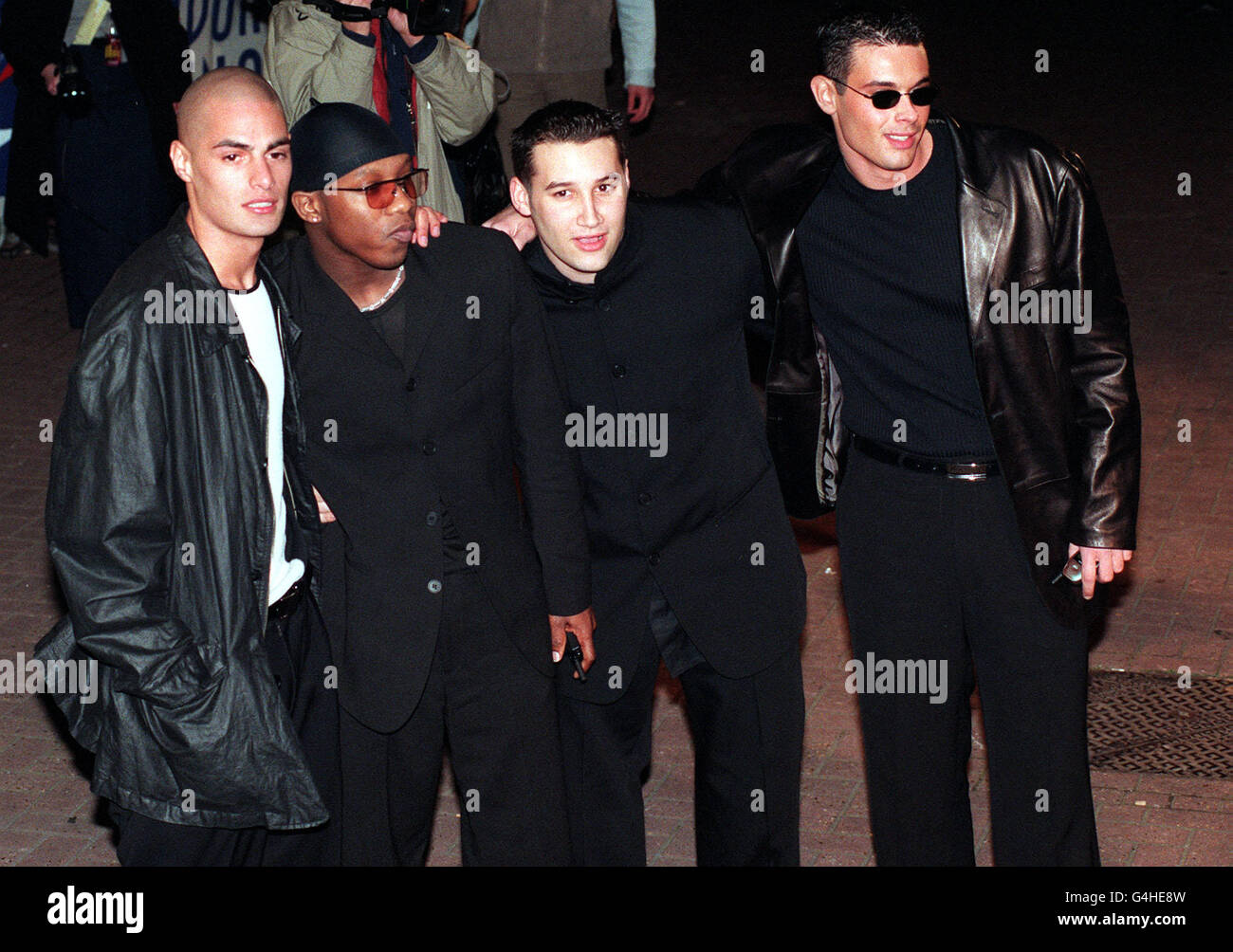 Le groupe R&B Boy Another Level arrive pour les Brit Awards, au London Arena.De L-R Bobak Kianoush, Wayne Williams, Dane Bowers et Mark Baron. Banque D'Images