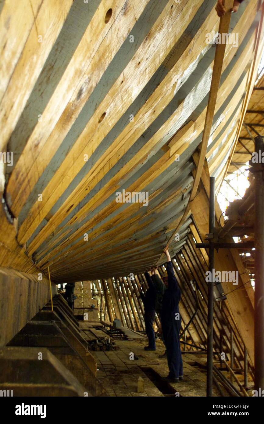 Les chantiers navals travaillent sur la réplique pleine grandeur du navire d'émigré irlandais Jeanie Johnson, en construction à Bennerville, près de Tralee, en Irlande. Le navire de 150 pieds de long fera son voyage du millénaire de Tralee à l'Amérique du Nord en avril 2000. Banque D'Images