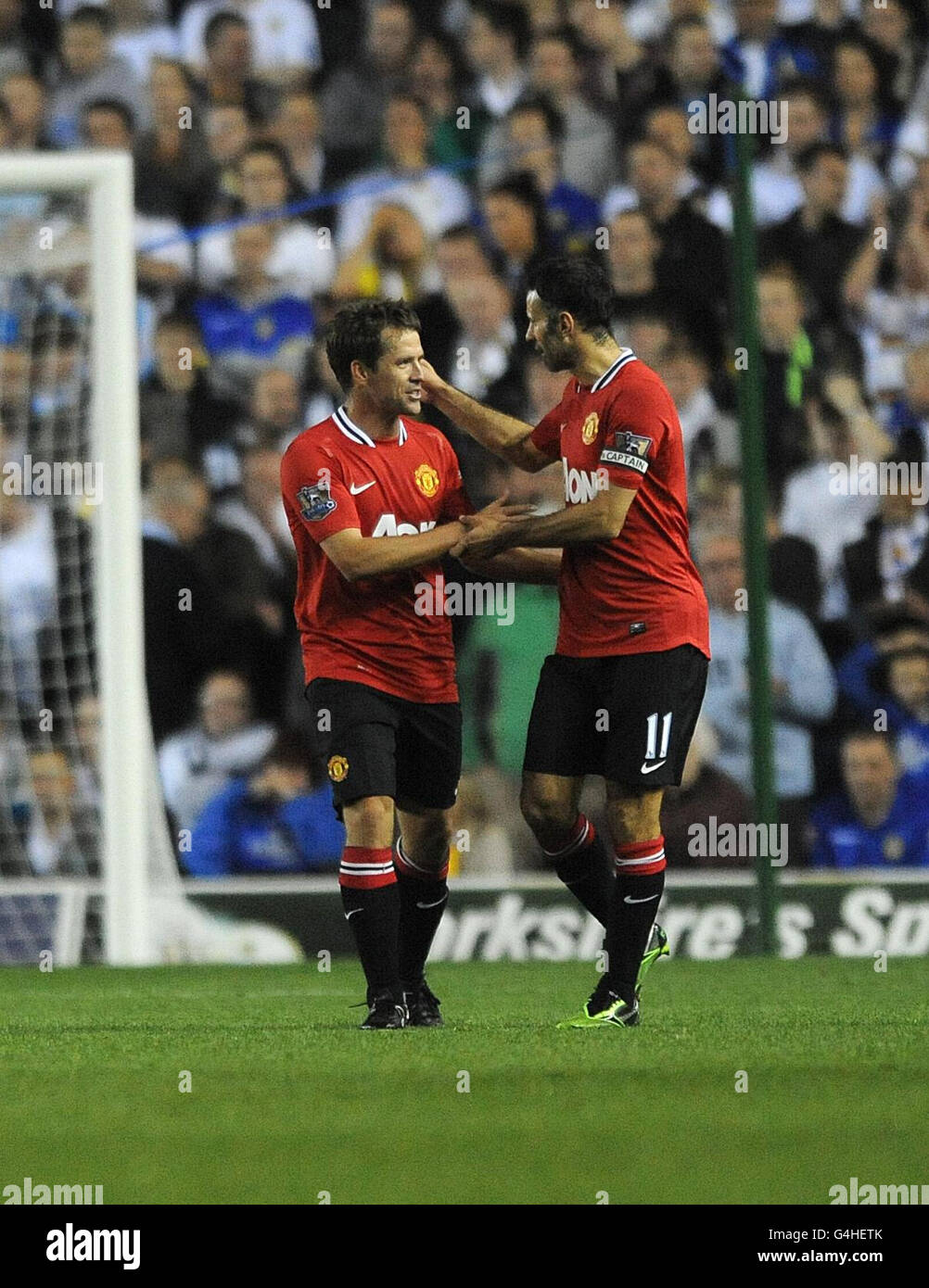 Michael Owen de Manchester United fête avec Ryan Giggs (à droite) après avoir marquant le deuxième but de son côté lors de la Carling Cup, match du troisième tour à Elland Road, Leeds. Banque D'Images