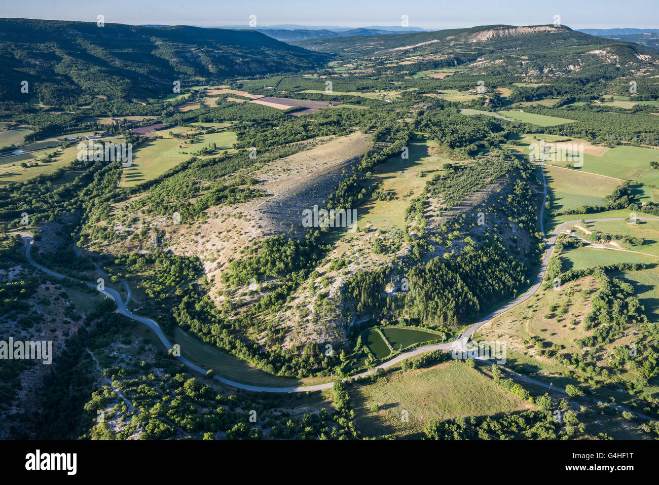 Vue pittoresque de vertes collines et les terres cultivées de la Provence, France Banque D'Images