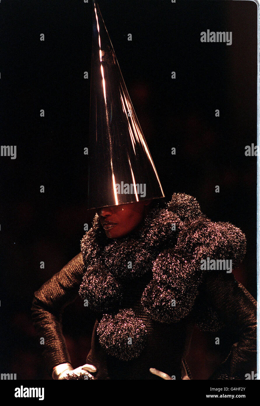 L'actrice/chanteuse Grace Jones modélise l'une des créations de chapeaux du  designer Philip Treacy, à Londres, dans le cadre de la London Fashion week  Photo Stock - Alamy