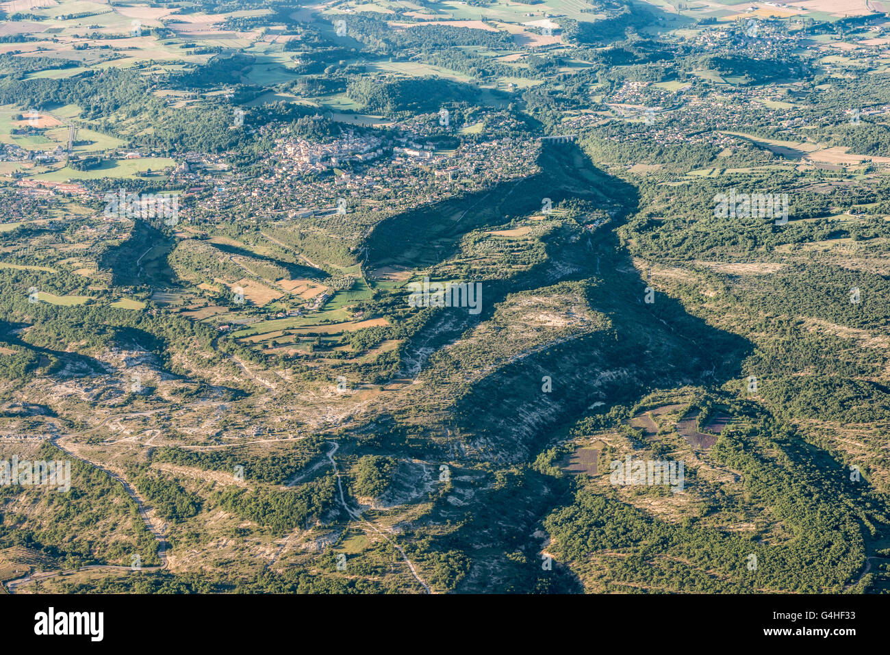 Vue aérienne de vertes collines et les terres cultivées près de la ville de Forcalquier, Provence Banque D'Images
