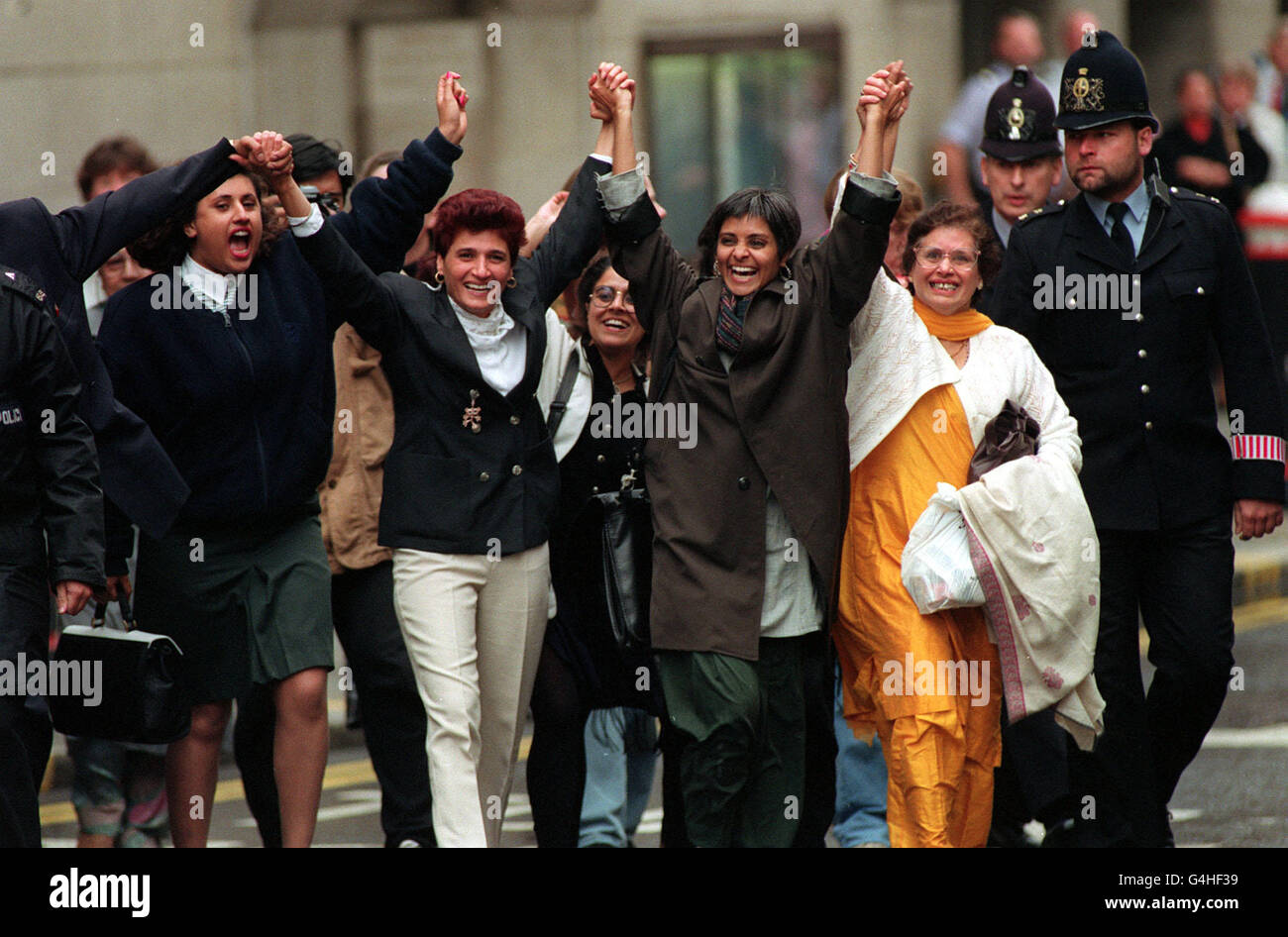 LA FEMME BATTUE KIRANJIT AHLUWALIA (DEUXIÈME À GAUCHE) QUITTANT LA HAUTE COUR À LONDRES CÉLÈBRE APRÈS AVOIR FAIT APPEL DE SA CONDAMNATION POUR MEURTRE. LA COUR A ACCEPTÉ SON PLAIDOYER EN FAVEUR DE L'HOMICIDE INVOLONTAIRE COUPABLE. * 12/11/01: Ahluwalia, de Southall, à l'ouest de Londres, a été honoré pour avoir brisé le tabou de la violence domestique lors des premières Asian Women Awards. Avec l'aide de Southall Black Sisters (SBS), elle est devenue le symbole de la lutte des femmes asiatiques contre la violence domestique aidant à changer les attitudes sociales et encourageant les gens à parler. Banque D'Images