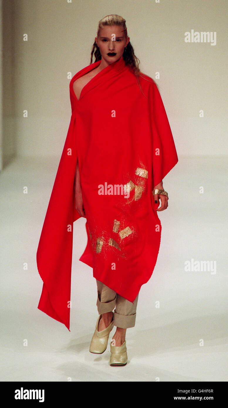 John Rocha rouge/London mode.Un modèle portant une création de John Rocha lors de son spectacle à la London Fashion week. Banque D'Images