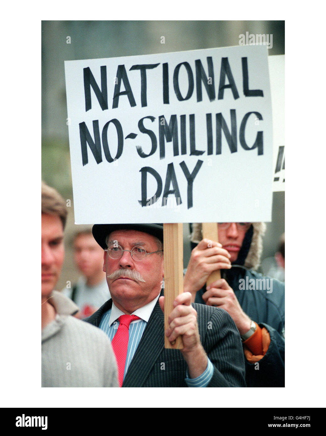 PA NEWS PHOTO 11/8/98 UN GROUPE SE MÊLE À LA FOULE SUR LE ROYAL MILE D'ÉDIMBOURG AVEC DES BANNIÈRES « SANS SOURIRE » DU FESTIVAL DE FRANGE D'ÉDIMBOURG Banque D'Images