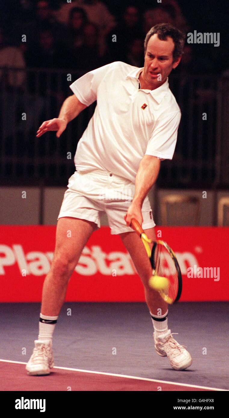 John McEnroe, une star américaine du tennis vétéran, jouant dans une  exposition double le match lors du Honda Challenge, Olympia à Londres ce  soir (jeudi). Photo de Toby Melville/PA Photo Stock -