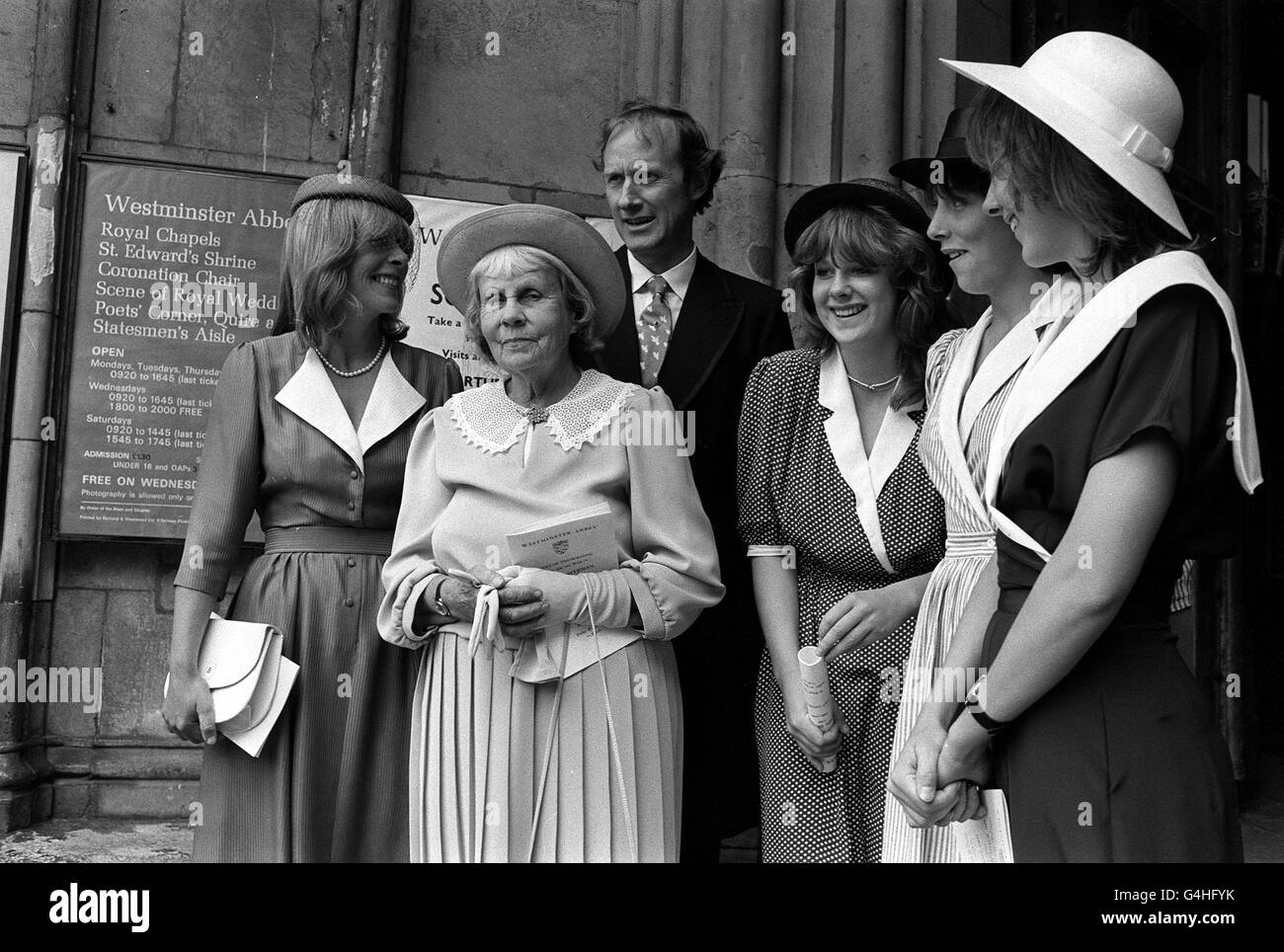 PA NEWS PHOTO 29/6/84 ACTRICE PENELOPE CHETWODE (DEUXIÈME À GAUCHE) VEUVE DU POÈTE LAURÉAT SIR JOHN BETJEMAN AVEC DES MEMBRES PROCHES QUITTANT L'ABBAYE DE WESTMINSTER, LONDRES APRÈS SON SERVICE COMMÉMORATIF DE THANKSGIVING EN HOMMAGE À SA VIE ET À SON TRAVAIL Banque D'Images
