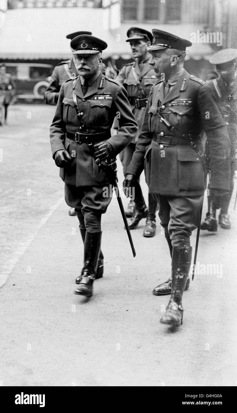 Le maréchal Sir Douglas Haig (à gauche), commandant de l'armée britannique sur le front occidental pendant la première Guerre mondiale, et le général Sir Henry Rawlinson quittant le Guildhall, Londres, après la visite du roi George V et de la reine Mary. Banque D'Images