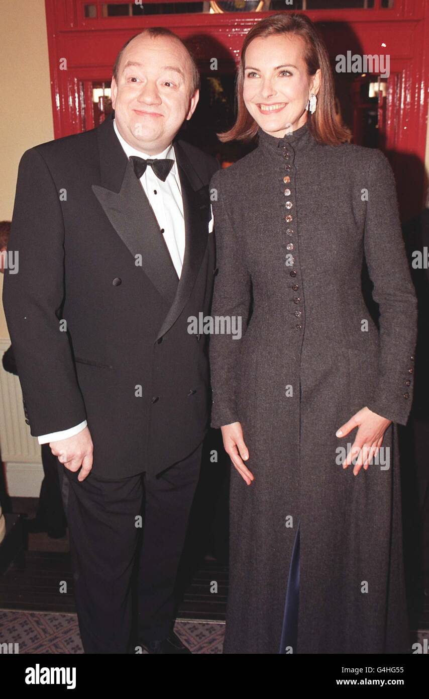 L'acteur/réalisateur Mel Smith et l'actrice française/modèle Chanel 5 Carole bouquet, hôtes des European film Awards 1998, arrivent pour la cérémonie de présentation de ce soir (vendredi), au Old Vic Theatre, à Londres. Voir le film SHOWBIZ de l'histoire de PA. Photo de Neil Munns/PA Banque D'Images